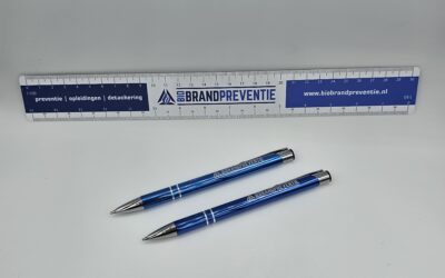 Schaal liniaal met pen en potlood